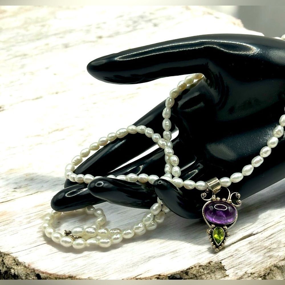 UNIQUE STERLING SILVER AMETHYST AND PERIDOT PENDANT ON A SEED PEARL NECKLACE